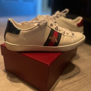 GUCCI White Sneakers with Red and Green Stripe and Gold Bee